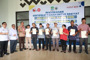 Pemkot Bekasi dan Kantor Pertanahan Serahkan 600 Sertifikat PTSL, Ini Sebaran Penerimanya