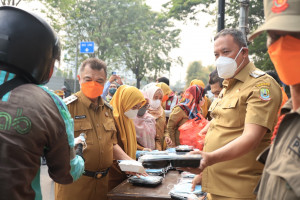 Abu Vulkanik Anak Krakatau Mengarah ke Bekasi, Tri Adhianto Bagikan Masker Bersama Makanan dalam Selasa Ceria